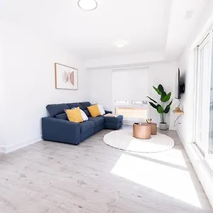  Apartment Luxury & Comfy Apartment, Mins Drive To Attraction Canada