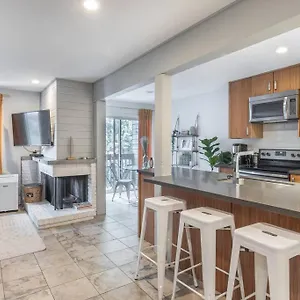  Apartment Updated Creekside Studio With Free Parking Canada